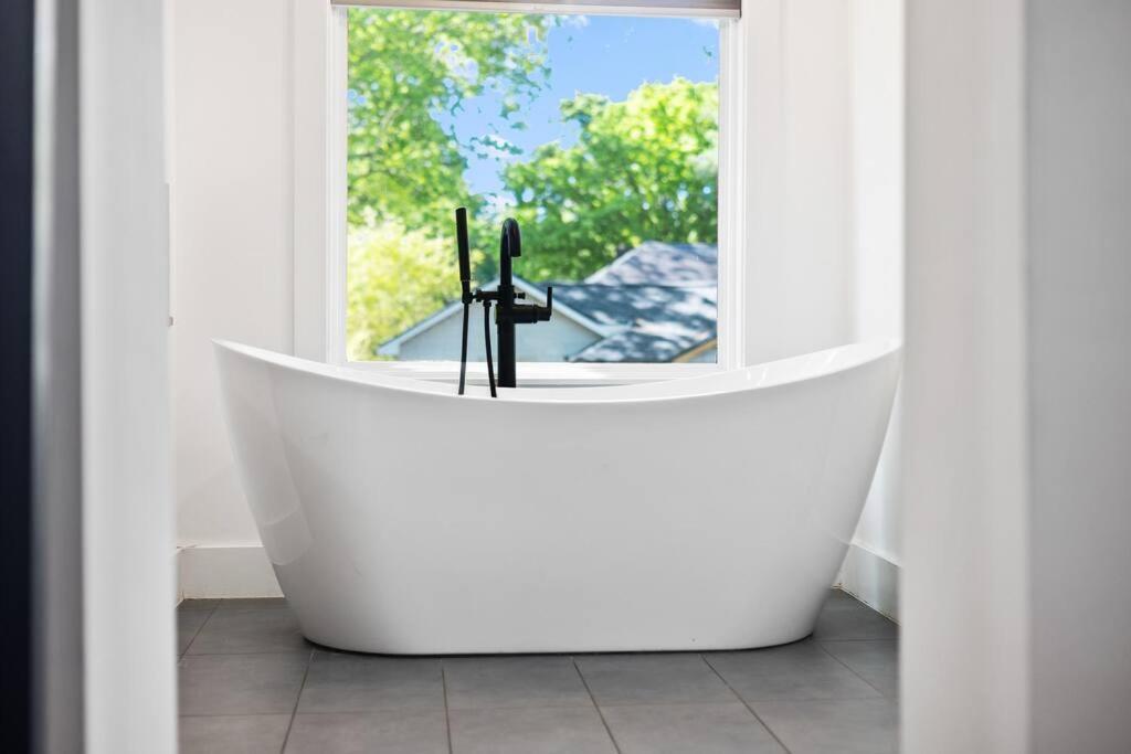 Designer Home: King Beds, Luxe Bath+Free Parking! أتلانتا المظهر الخارجي الصورة