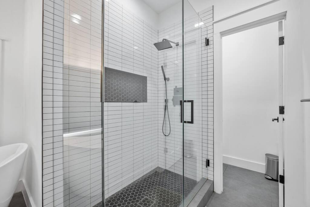 Designer Home: King Beds, Luxe Bath+Free Parking! أتلانتا المظهر الخارجي الصورة